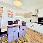 Apartament T&a With Jacuzzi And Barbecue Kaštela