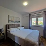 Apartament T&a With Jacuzzi And Barbecue Kaštela