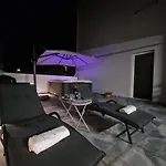 T&a With Jacuzzi And Barbecue *