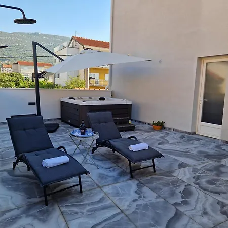 T&a With Jacuzzi And Barbecue *