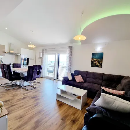 Apartment T&a With Jacuzzi And Barbecue *