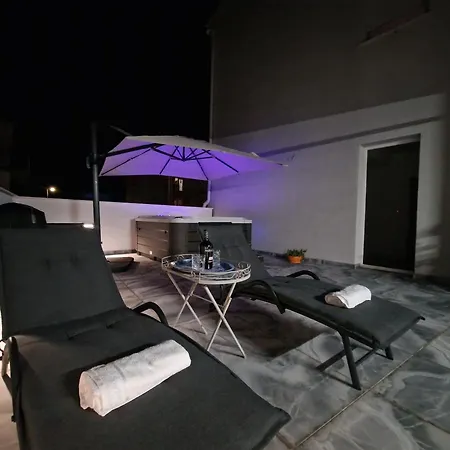 T&a With Jacuzzi And Barbecue *