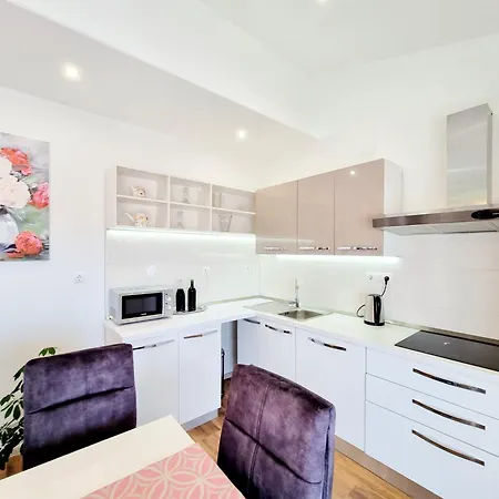 Apartment T&a With Jacuzzi And Barbecue