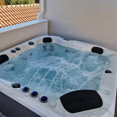 Apartment T&a With Jacuzzi And Barbecue *
