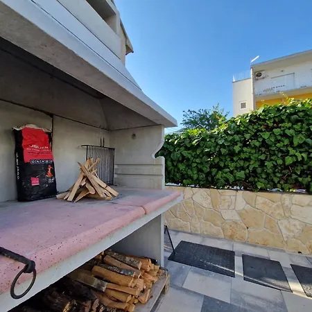 T&a With Jacuzzi And Barbecue * Kastela